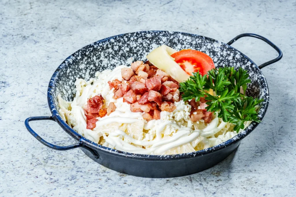 Hungarian style cottage-cheese pasta with freshly toasted bacon