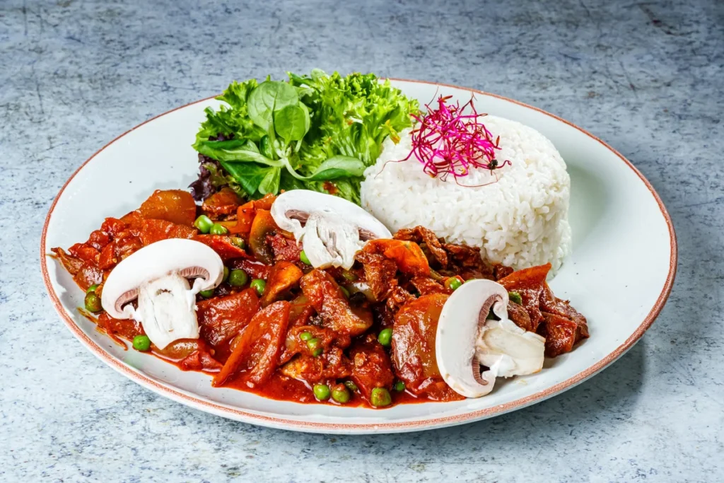 Beef- tenderloin stripes Budapest style „lecsó” (mixed vegetable stew), mushroom, green pea, duck liver, steamed jasmine rice